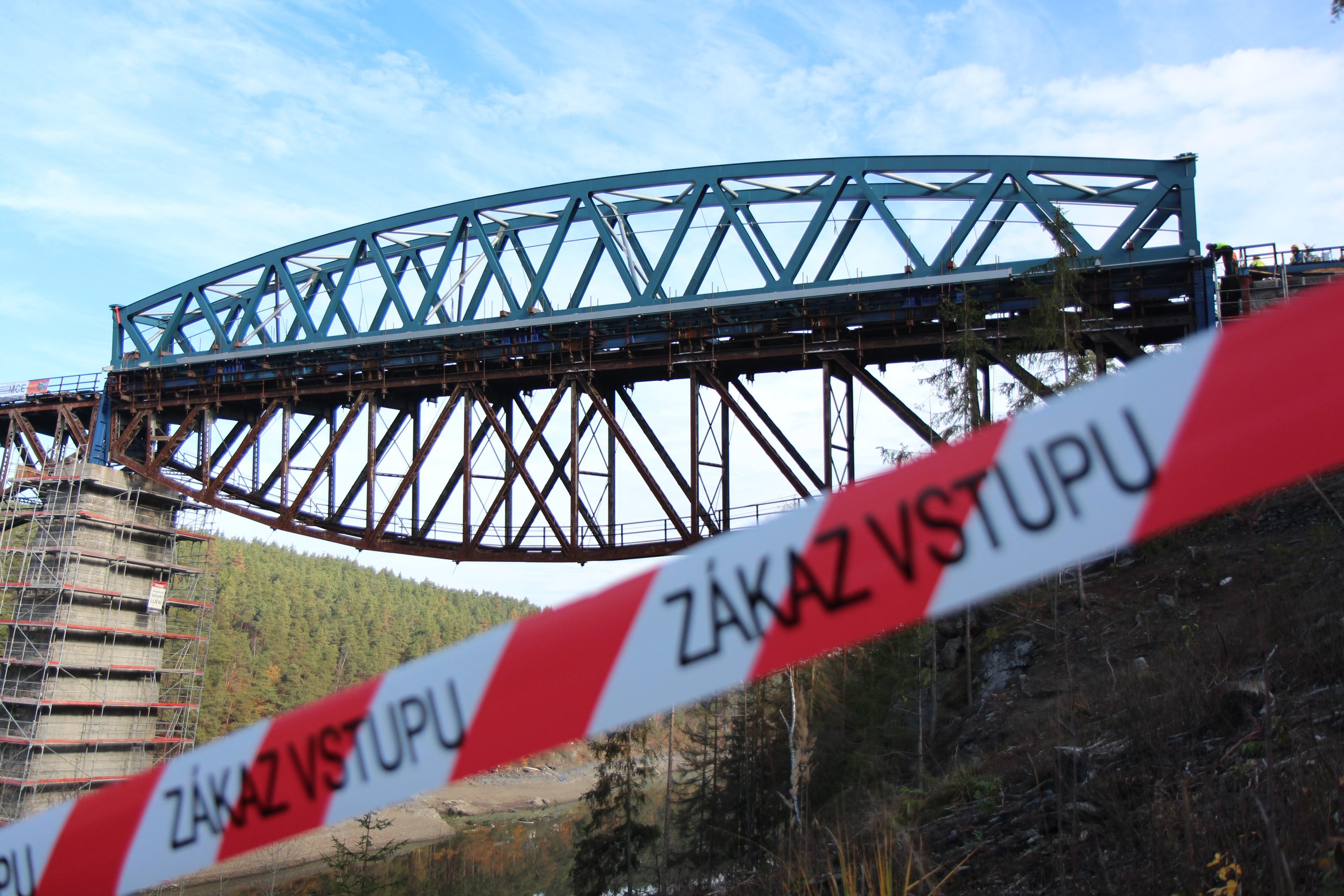 Na přehradě Hracholusky u Pňovan pokračuje výměna první ze tří částí železničního mostu