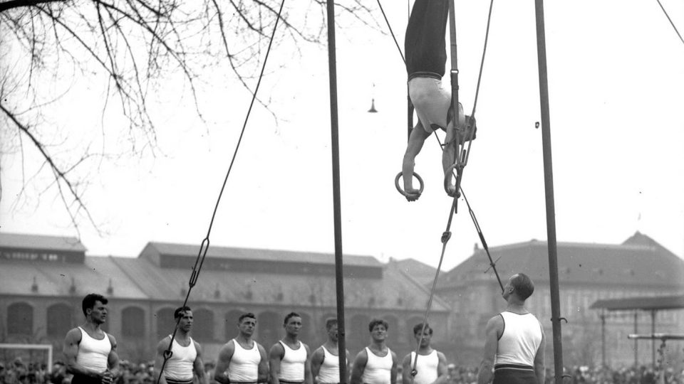 Cvičení družstva amerických sokolů na hřišti u sokolovny na Obcizně při zájezdu České obce sokolské do Plzně v roce 1929