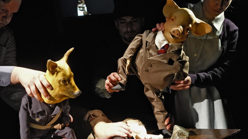 Představení se jmenuje Alfa Farma a je volně inspirované Farmou zvířat George Orwella