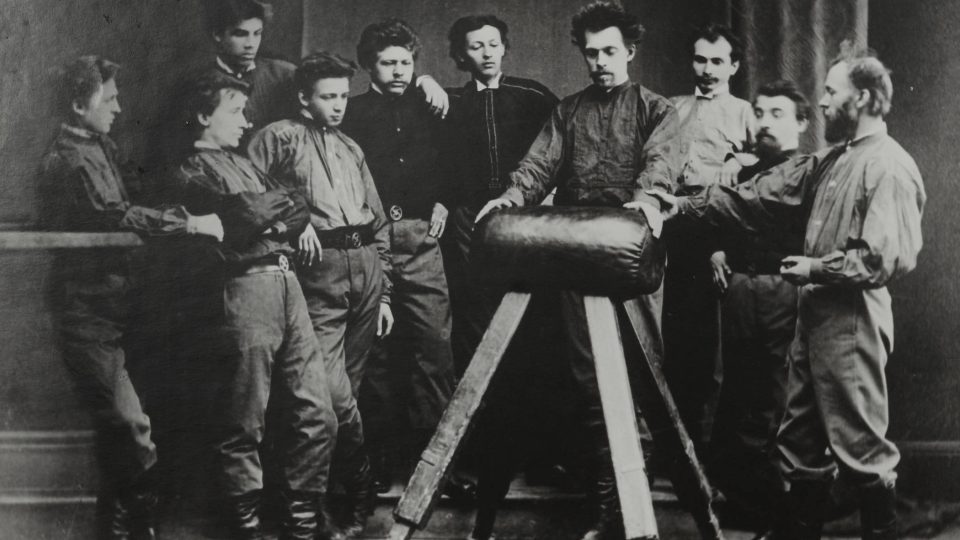 Cvičitelský kurs Sokola v Plzni v roce 1869 za vedení Hynka Pally (na snímku vpravo)