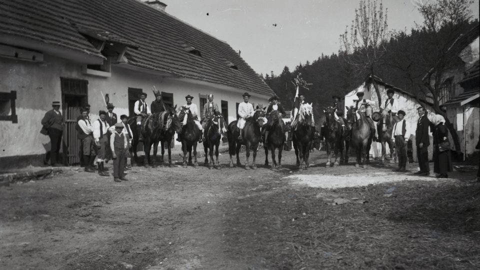 Májová objížďka Krále v Babině na Plasku. Foto: Petřík, 1930