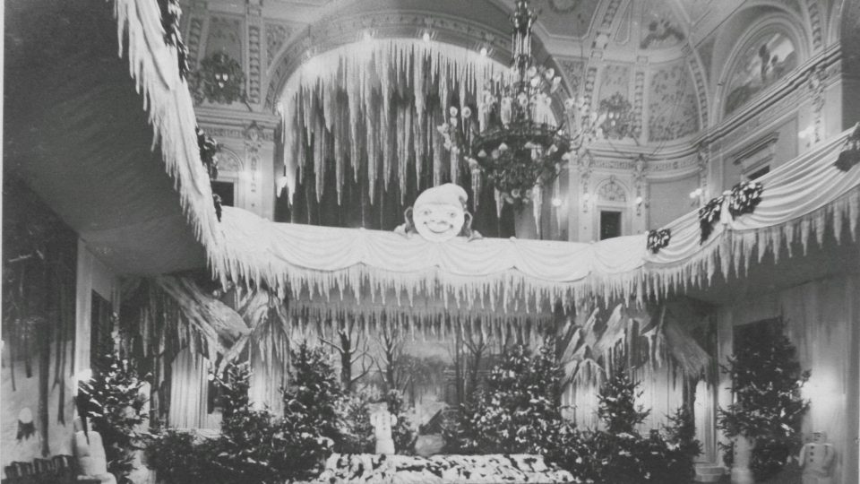 Hlavní sál Měšťanské besedy připravený pro konání šibřinek, jejichž téma bylo „v zemi věčného sněhu a ledu“. Šibřinky byly kostýmované zábavy. K nejvýznamnějším patřily šibřinky sokolské. 