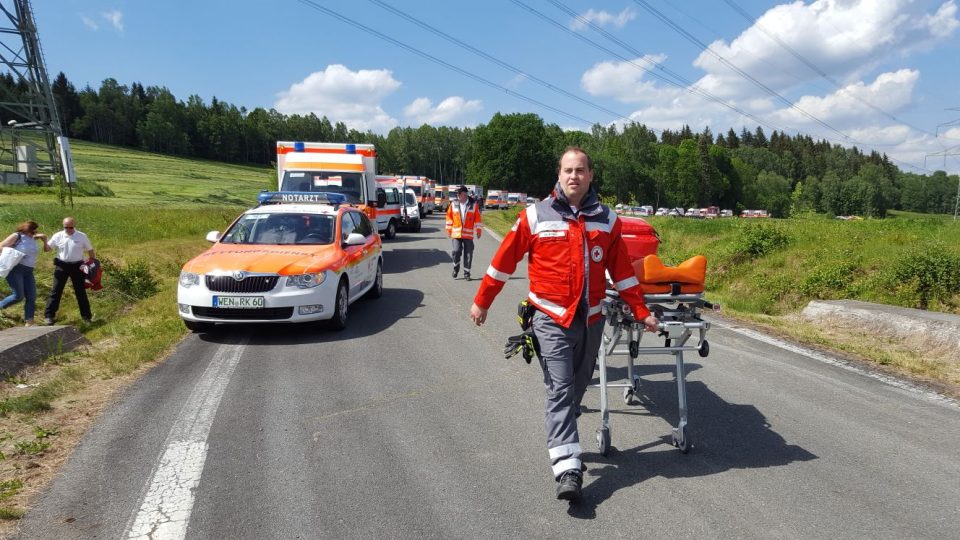 Zásah u hromadného neštěstí se stovkami zraněných nacvičují záchranáři v Rozvadově na Tachovsku