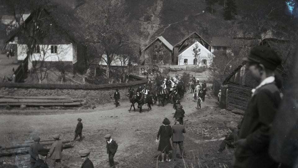 Májová objížďka Krále v Babině na Plasku. Foto: Petřík, 1930