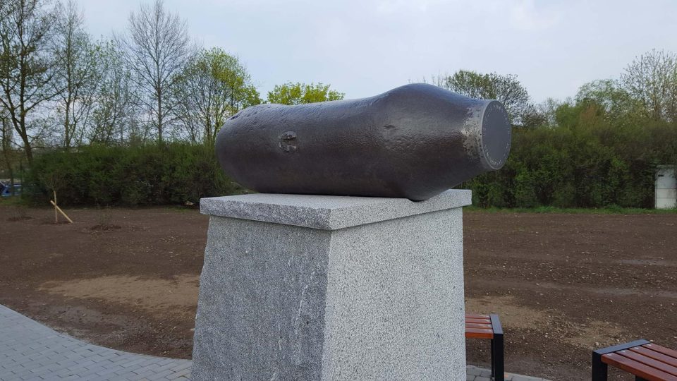 Stovky obětí bombardování Plzně v dubnu 1945 připomíná nový památník na plzeňské Jateční třídě