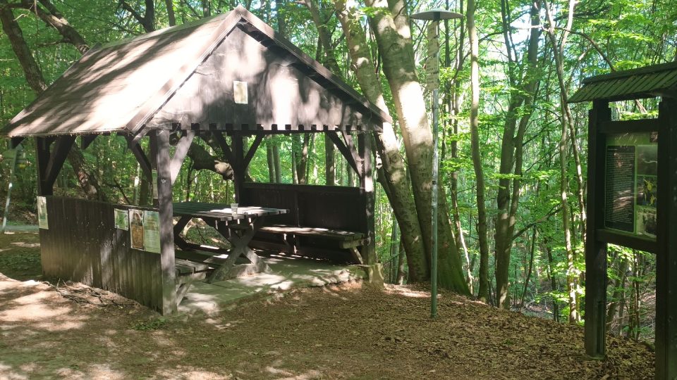 U studánky najdete i turistické odpočívadlo | foto: Silvie Pospíšilová, Český rozhlas U studánky najdete i turistické odpočívadlo