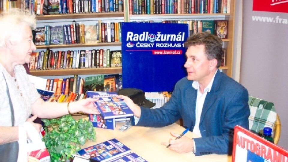 17.10. 2006 natočila Soňa Vaicenbacherová velký rozhovor s Miroslavem Konvalinou při příležitosti autogramiády jeho knihy "Amerika bez předsudků".