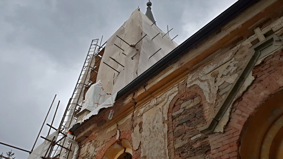 Duchové věřících dál zachraňují kostel v Lukové na Plzeňsku. V těchto dnech se dělníci pustili do dalších oprav