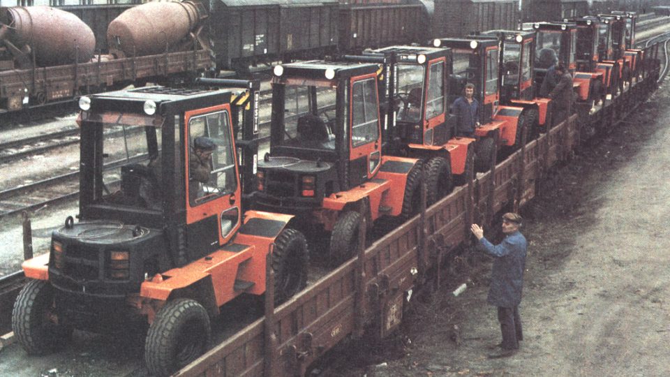Desetitisící vozík  opustil bránu domažlické Desty v roce 1989. Za svými zákazníky se vysokozdvižné vozíky dostávaly i prostřednictvím dráhy.