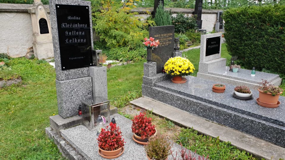 Na Karla Gotta vzpomínají i v Újezdu u Sv. Kříže, kde jsou pochováni jeho rodiče