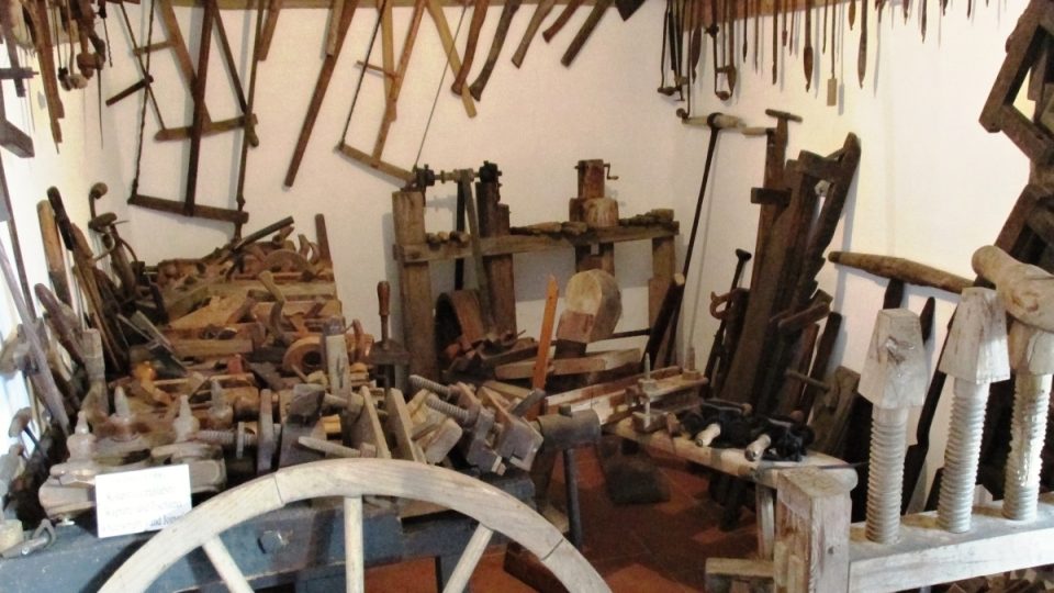 Součástí muzea techniky a řemesel jsou rozsáhlé expozice tradičních řemesel - truhlář