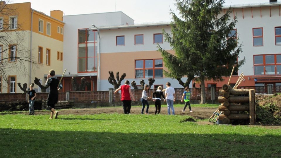 Základní škola Lerchova a pracovní vyučování na zahradě.