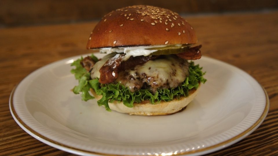Burger s čedarem a slaninou