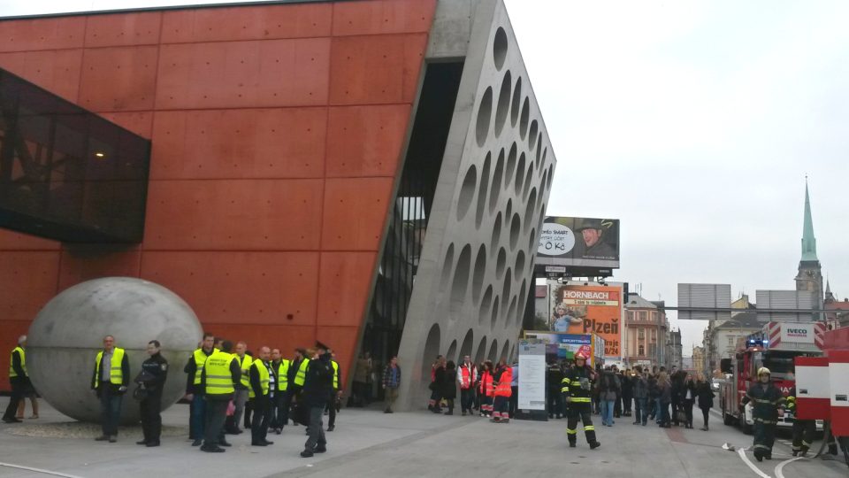 Hasiči a záchranáři trénovali zásah v Novém divadle v Plzni