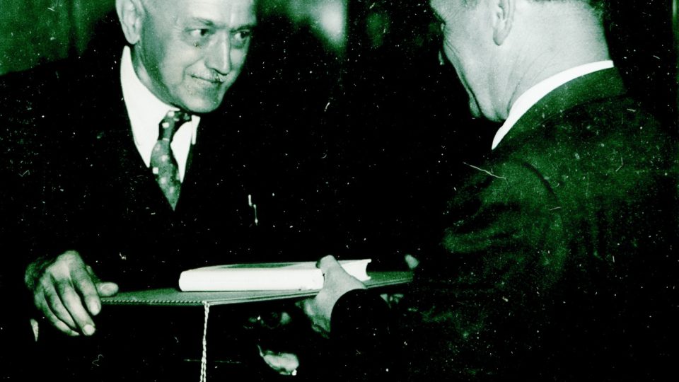 Ladislav Lábek při udělování cen osvětovým pracovníkům města Plzně v květnu 1955