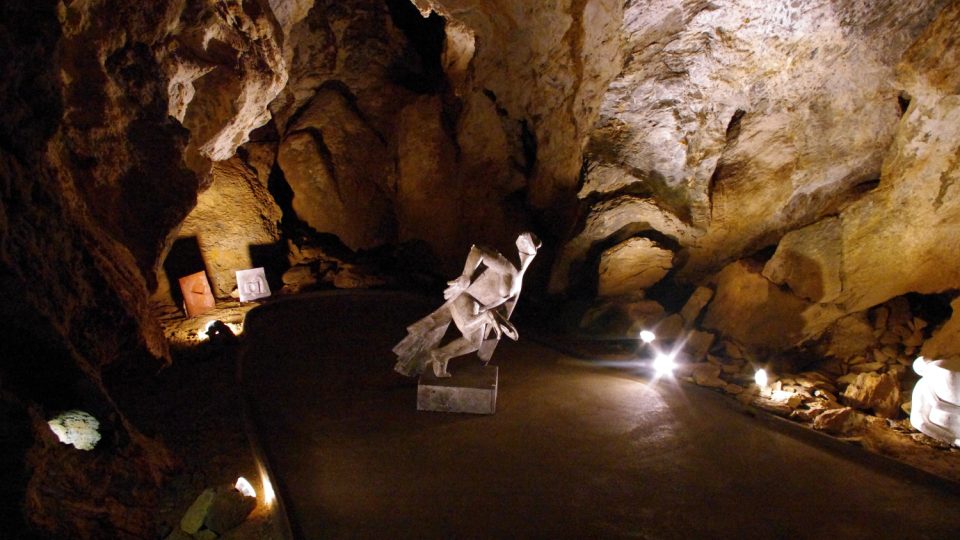 Jeskyně slouží i jako výstavní síň