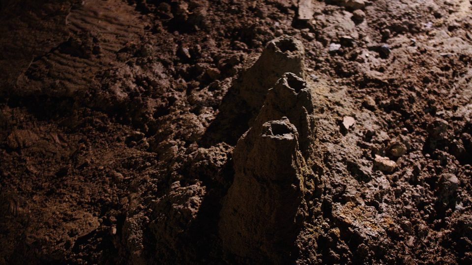 Stalagmity v jeskyních připomínají malé sopky