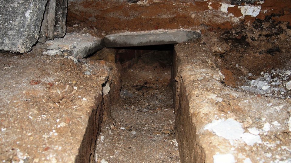 Větrací systém pod podlahou hrobky objevený v roce 2014
