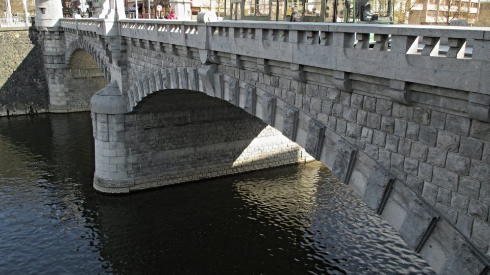 Most spojuje břehy řeky Radbuzy
