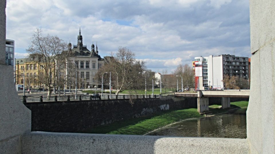 Odpočívky mostu nabízejí výhled třeba na budovu Západočeského muzea