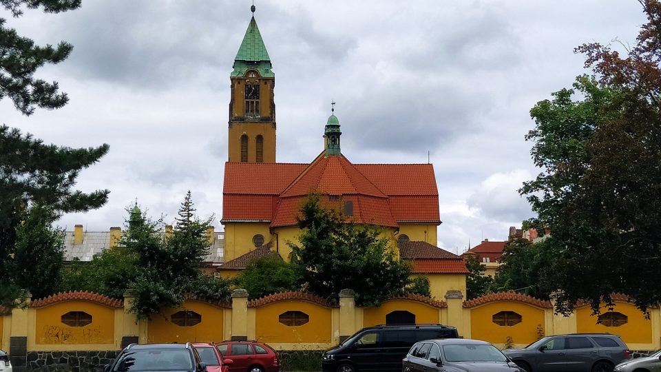 Kostel Panny Marie Růžencové na Jiráskově náměstí