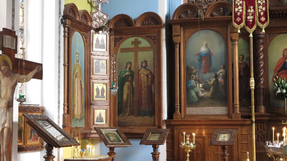 Zařízení kostela tvoří bohatý dřevěný ikonostas s olejovými ikonami světců od malíře Tjurina
