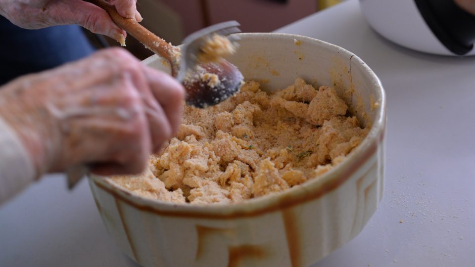 Dále zahustíme přibližně 200 g strouhanky