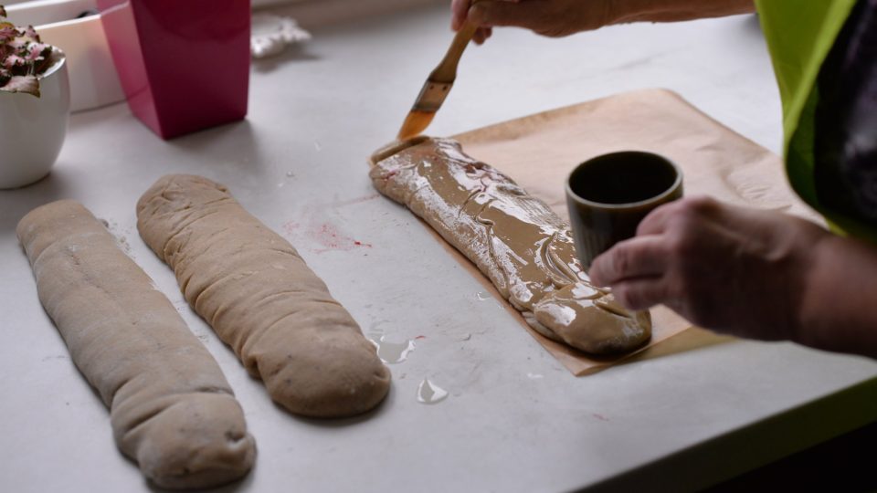 Roládu potřeme olejem a zabalíme do pečicího papíru, aby držela tvar