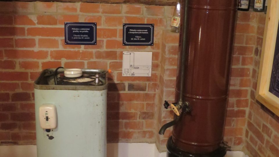 V muzeu vystavují podomácku zhotovená destilační zařízení nejrůznějších typů, velikostí i stáří