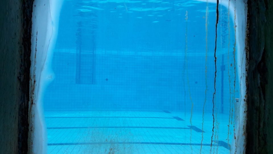 Bazén má rozměry 25 x 12 metrů a jeho zvláštností jsou okénka, kterými je možné ze suterénu pozorovat co se děje pod hladinou