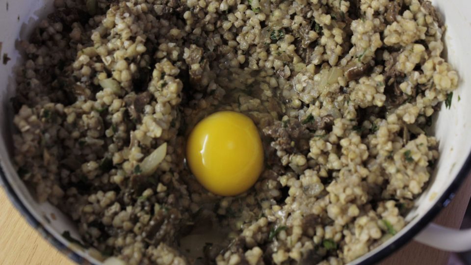 Přidáme jedno vejce, uvařenou pohanku a promícháme | foto: Honza Chlaň, Český rozhlas Přidáme jedno vejce, uvařenou pohanku a promícháme