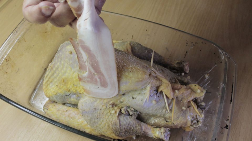 Perličku pečeme přikrytou plátky slaniny a vinnými listy v rozehřáté troubě na 180 stupňů po dobu 40 až 50 minut | foto: Honza Chlaň, Český rozhlas Perličku pečeme přikrytou plátky slaniny a vinnými listy v rozehřáté troubě na 180 stupňů po dobu 40 až 50 minut