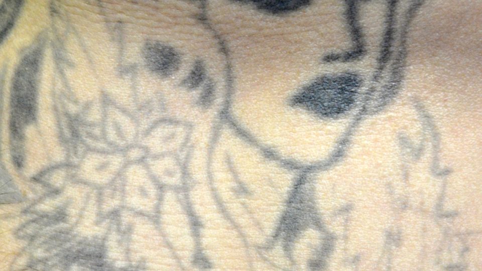 Tradiční vězeňské tetování z komunistických lágrů - ženy a květiny jako výplň