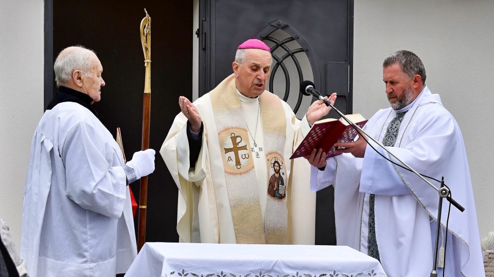 Emeritní biskup plzeňský vysvětil kapličku počátkem května