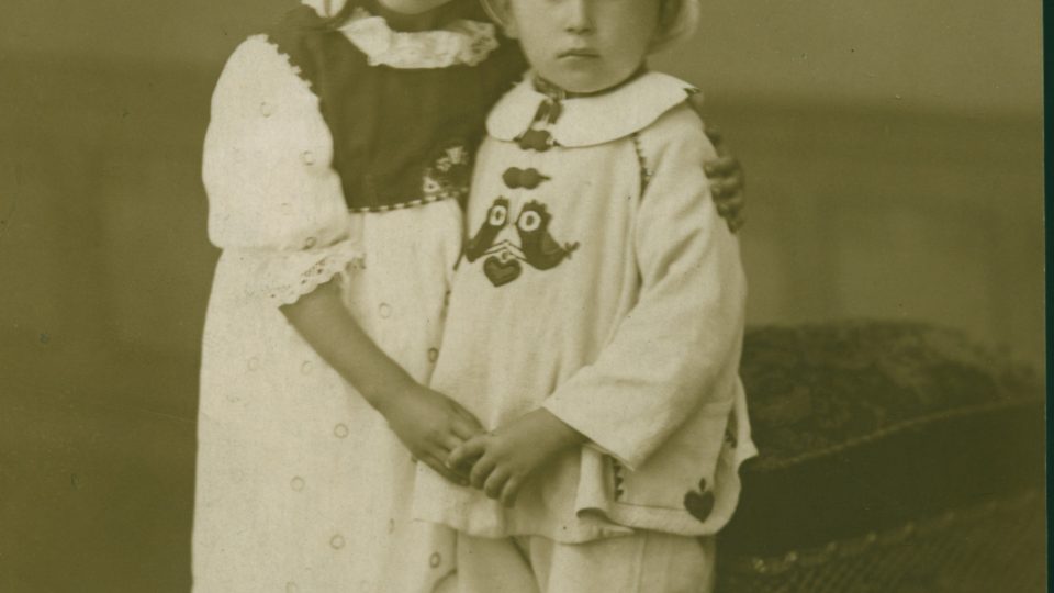 Dvě děti ve svérázových šatech, datováno kolem roku 1916. Darovala dne 27. 7. 1951 Božena Lábková v Plzni