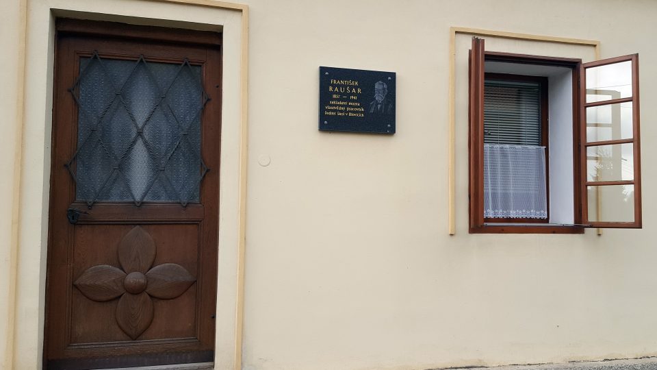 Pamětní deska připomínající tehdejšího majitele domu Františka Raušara