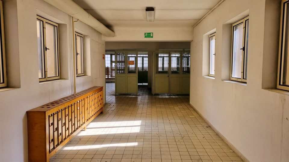 Interiér bývalé školy na Doubravce