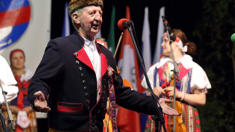 Antonín Kuželka jako zpěvák a vypravěč Národopisného souboru Postřekov na Mezinárodním folklorním festivalu CIOFF PLZEŇ 2016