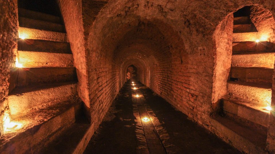 V podzemní chodbě pevnosti