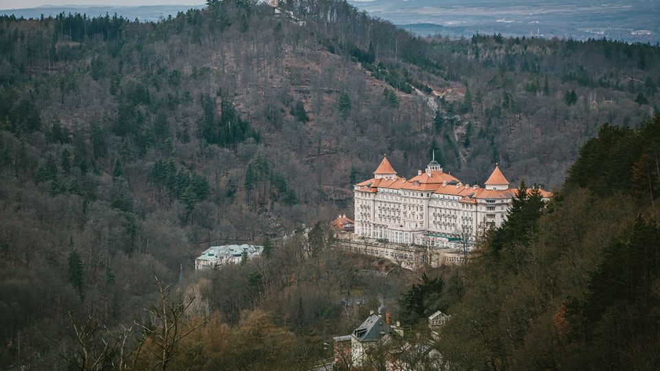 Pohled na hotel Imperial a rozhlednu Diana z Pražské silnice. Velkohotel Imperial byl mimo jiné prvním objektem na českém území, který byl zbudován na svou dobu novátorskou technologií litého betonu a za pouhé dva roky. Otevřen byl v roce 1912