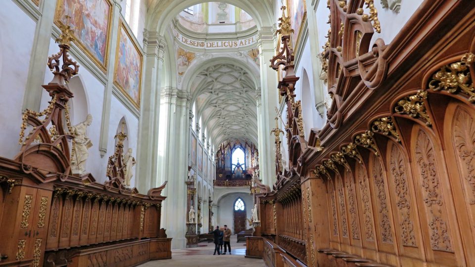 Areálu ze 12. století dominuje pozdější kostel Nanebevzetí Panny Marie stavitele Jana Blažeje Santiniho