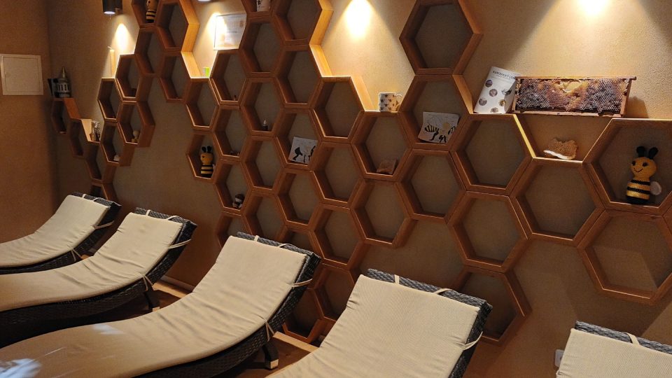 V Apicentru jsou i lehátka vybízející k relaxaci. Celý prostor navíc krásně voní medem | foto: Silvie Pospíšilová, Český rozhlas V Apicentru jsou i lehátka vybízející k relaxaci. Celý prostor navíc krásně voní medem