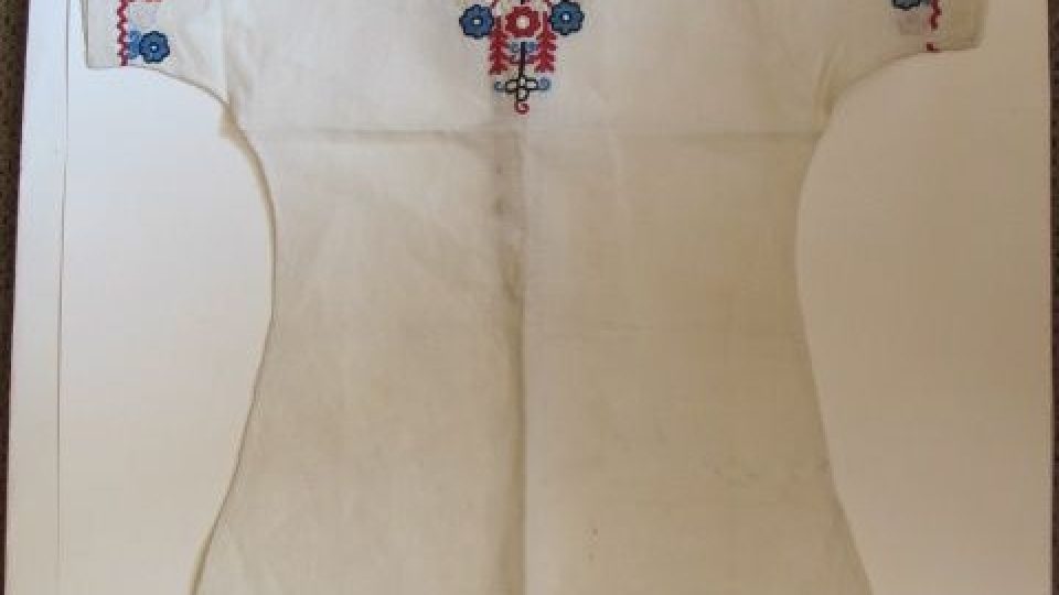 Svérázové dětské šaty. Datovány kolem roku 1917. Darovala Ludmila Lábková v Plzni
