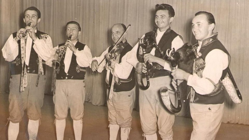 Konrádyho dudácká muzika v roce 1957 v Moskvě, Vladimír Baier zcela vlevo