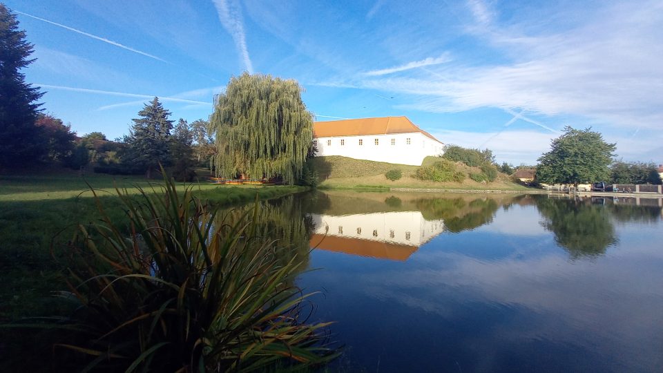 Pohled na středověkou tvrz od rybníka | foto: Anděla Blažková, Český rozhlas Pohled na středověkou tvrz od rybníka
