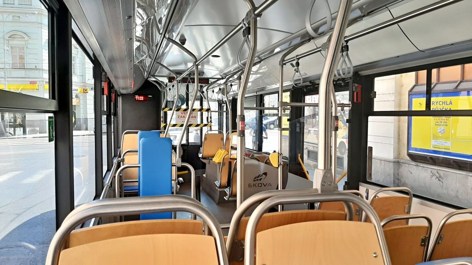 Už jste v Plzni zahlédli modrý trolejbus ? Nebo jste se s ním dokonce svezli ? Tenhle vůz je jiný nejen barvou, ale i vybavením. A právě proto si ho Plzeňské dopravní podniky zapůjčily z Ostravy