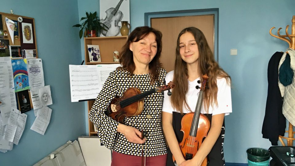 Výuce hry na housle se na této škole věnuje Olga Kinzlová, jejíž žačkou je i Veronika Bezpalcová, pro kterou začátky nebyly snadné. Dnes hraje na housle osm let a je ráda, že vydržela
