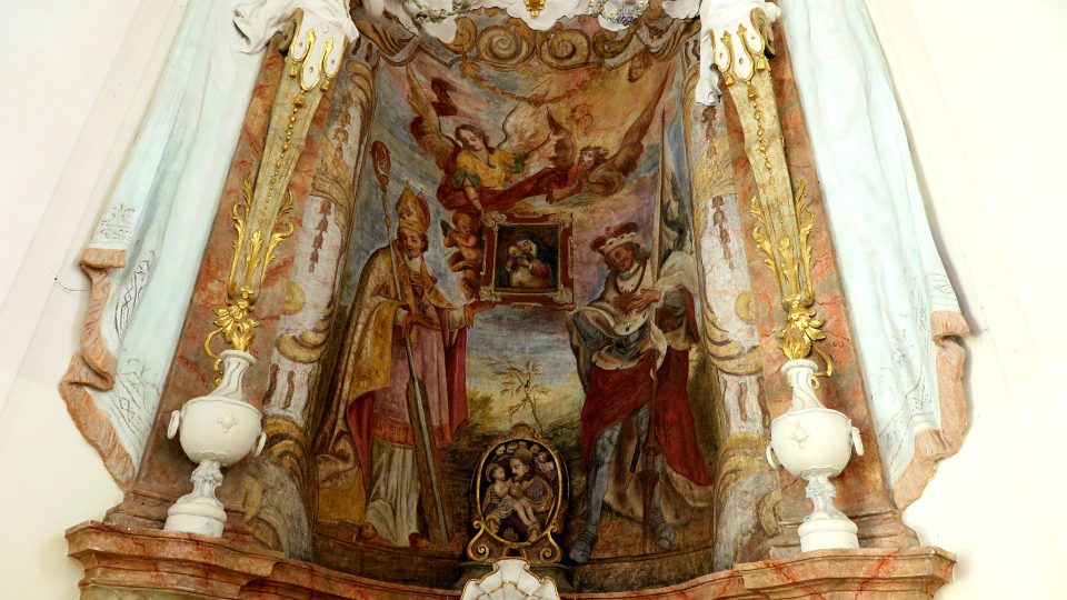 Kaple svatého Václava a Vojtěcha v Ostrově u Stříbra je vrcholně barokní kaple