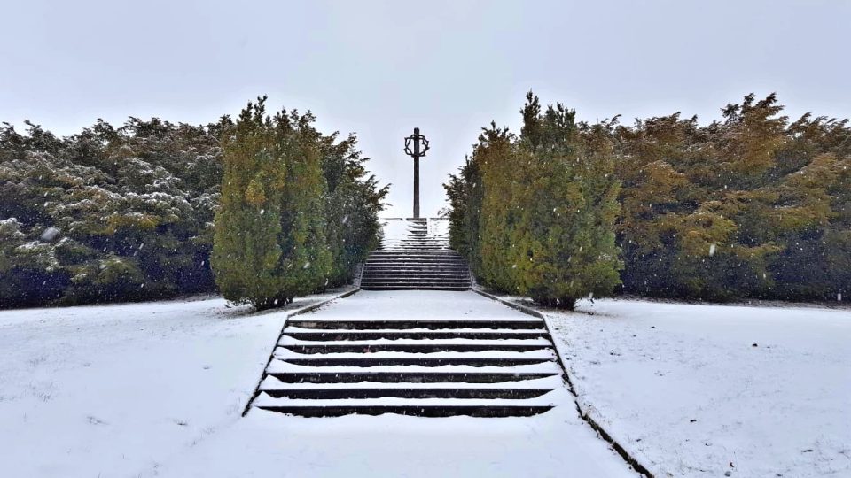 Město Tachov opraví památník Mohyla, který připomíná 232 obětí pochodu smrti