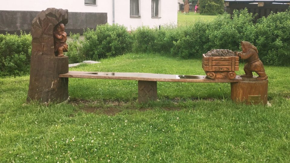 Jedna z laviček připomíná hornickou historii Perninku, autorem je Pavel Vrcula